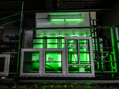 111Green Invest (im Bild zu sehen sind neue Fenster, die von grünem Licht angeleuchtet sind)