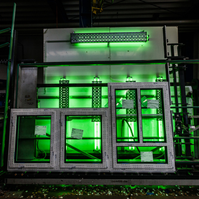 Green Invest (im Bild zu sehen sind neue Fenster, die von grünem Licht angeleuchtet sind)