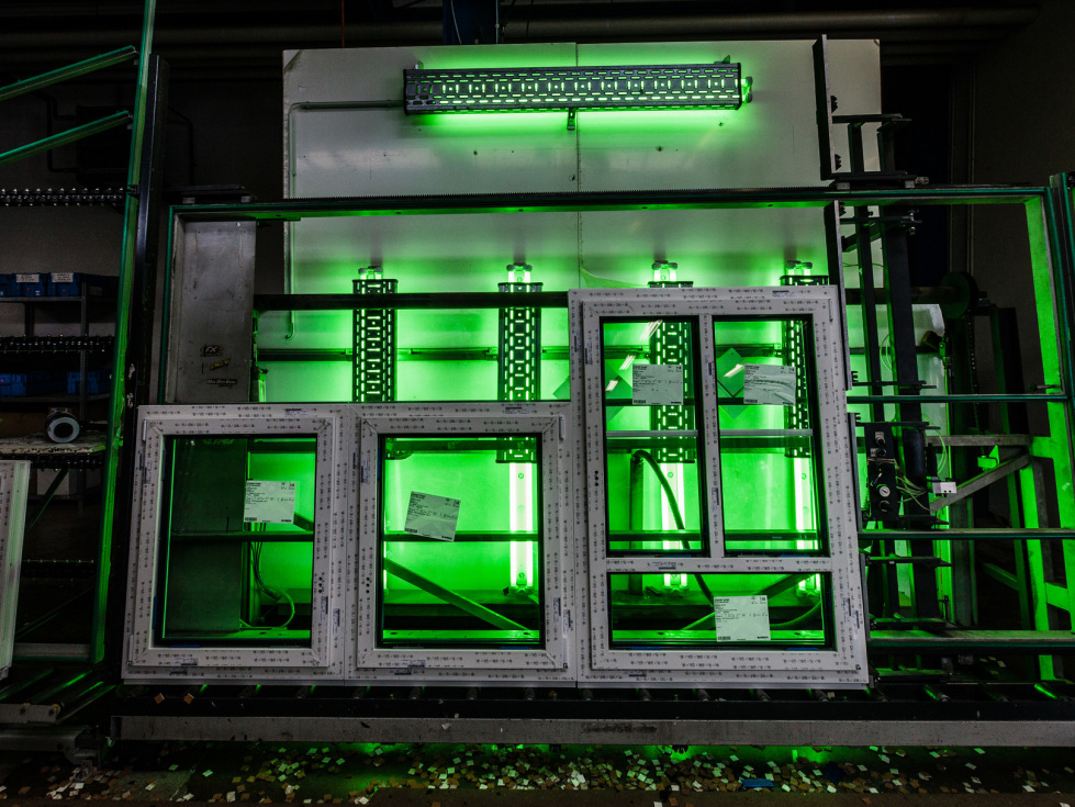 Green Invest (im Bild zu sehen sind neue Fenster, die von grünem Licht angeleuchtet sind)